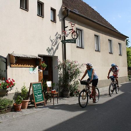 Weinbau-Gaestezimmer Martin Und Eva Maria Jamek Weissenkirchen in der Wachau Esterno foto