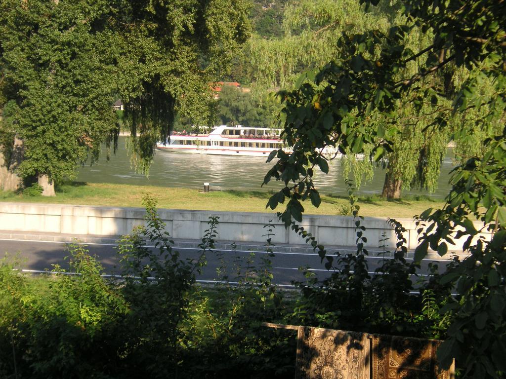 Weinbau-Gaestezimmer Martin Und Eva Maria Jamek Weissenkirchen in der Wachau Esterno foto